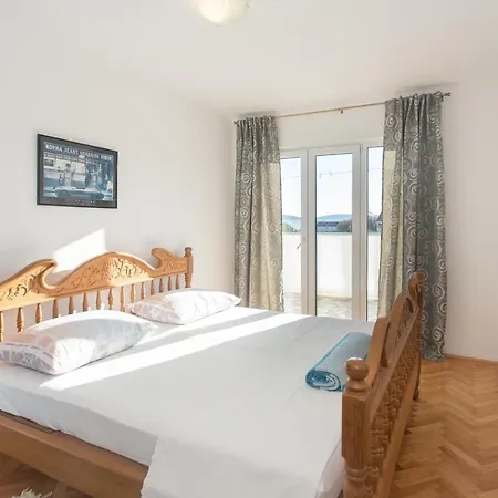 Apartman Lucy By The Sea With A Private Pool Kaštela