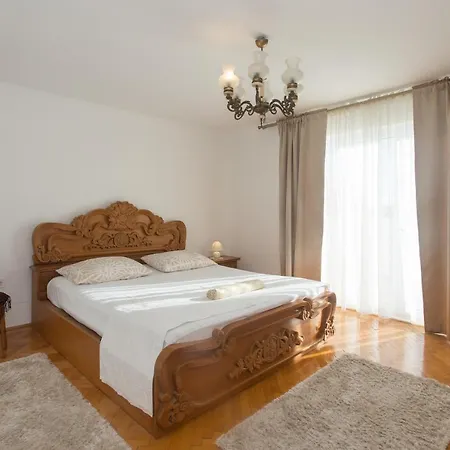Lucy By The Sea With A Private Pool Apartman Kaštela