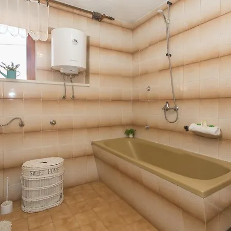 Apartman Lucy By The Sea With A Private Pool