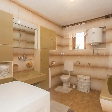 Lucy By The Sea With A Private Pool Apartman Kaštela