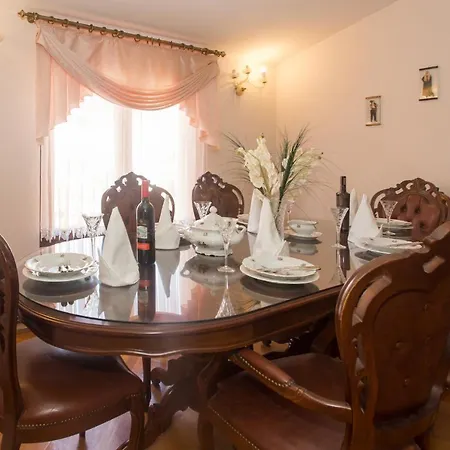 Apartman Lucy By The Sea With A Private Pool Kaštela