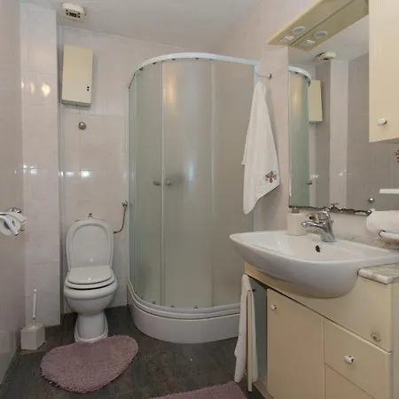 Apartman Lucy By The Sea With A Private Pool