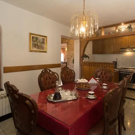 Apartman Lucy By The Sea With A Private Pool Kaštela